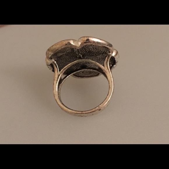 A ring - Picture 2 of 2
